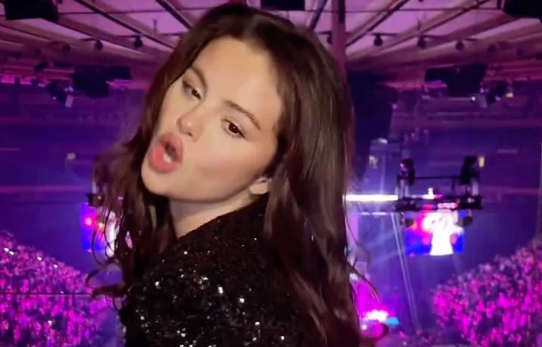 Селена Гомес изпълни еротичен танц, облечена в мини рокля ВИДЕО 18+
