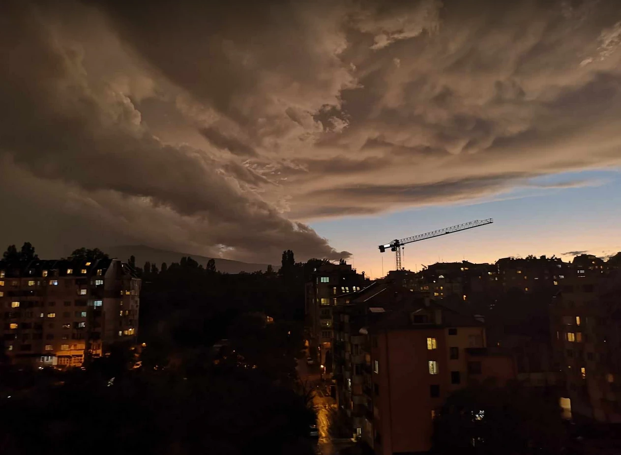 Meteo Balkans бие тревога: Циклогенез над България, страшни бури носят опасност КАРТА