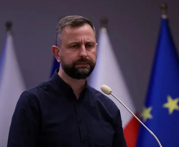 Полският военен министър обвини Украйна в неблагодарност и ги заплаши заради Волинското клане