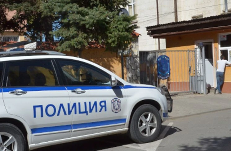 2 бесни перничанки влетяха в офис на куриерска фирма и стана страшно 