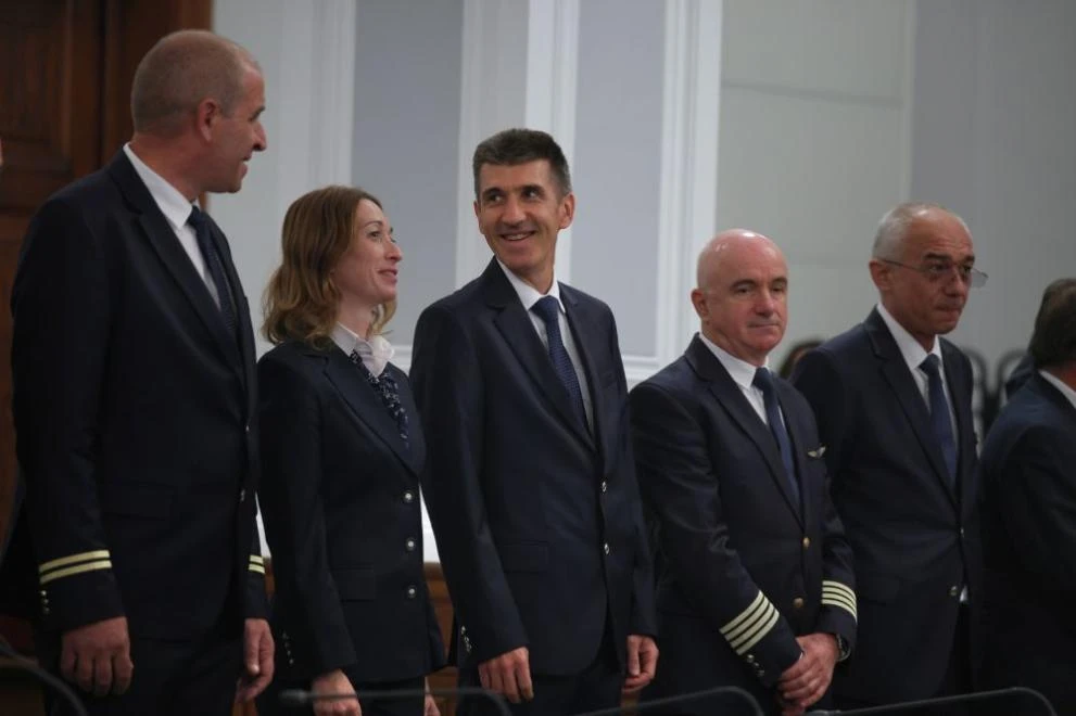 Ето какви хубавици глезят властта на правителствения самолет СНИМКИ 