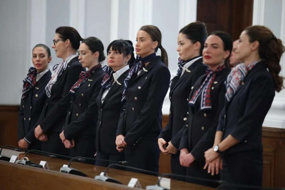 Ето какви хубавици глезят властта на правителствения самолет СНИМКИ 