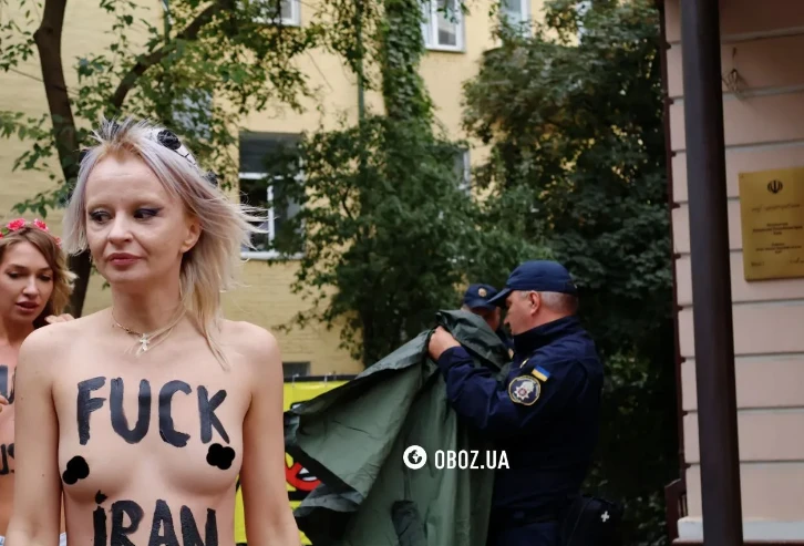 Украинки лъснаха голи пред посолство в Киев ВИДЕО и СНИМКИ 18+