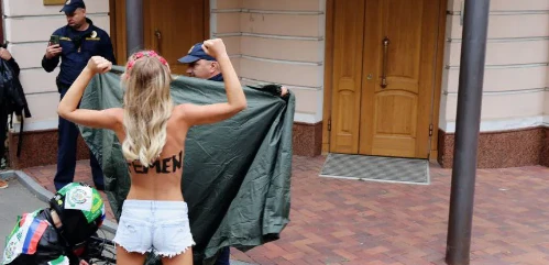 Украинки лъснаха голи пред посолство в Киев ВИДЕО и СНИМКИ 18+