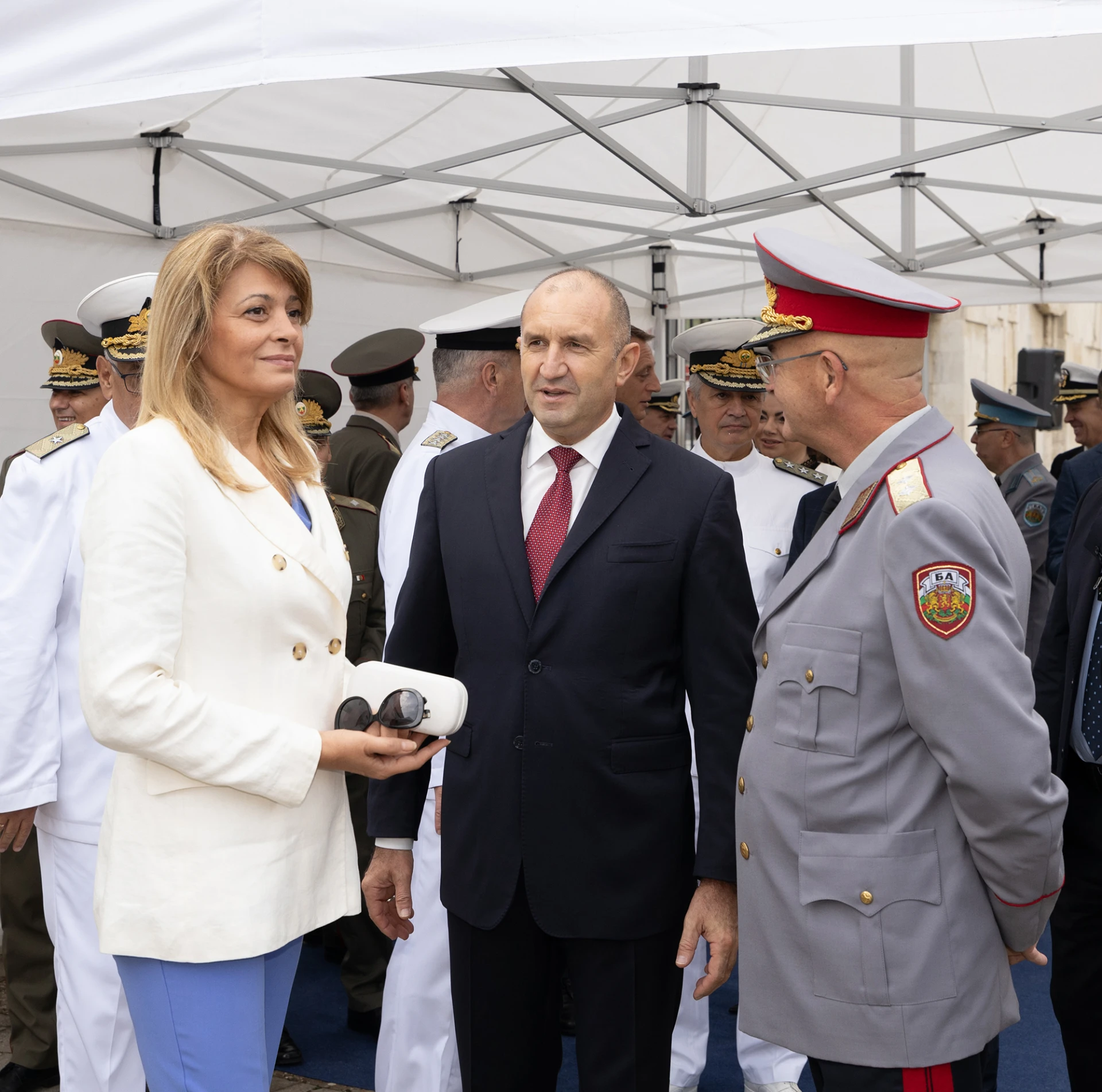 Ето какво събра Деси Радева, президентa и ген. Мутафчийски на едно място СНИМКИ