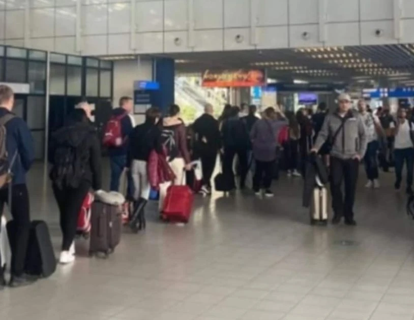 Невиждан хаос: Опашка от 2000 човека на летище София, бивш депутат в капан