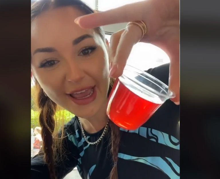 Няма да повярвате! Трикче с чашка ви спасява при турбуленция ВИДЕО