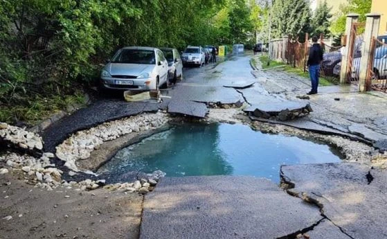 "От 10 месеца сме в този ад": След смяна на водопровода цяла улица във Варна изчезва ВИДЕО