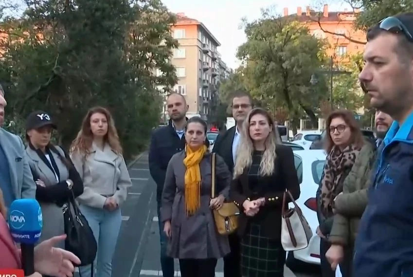 Отхапа живо месо и напада с ножици: Третокласник държи в ужас учители и ученици ВИДЕО