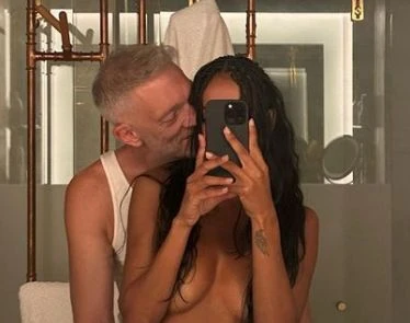 27-г. любовница на Венсан Касел лъсна гола от спалнята