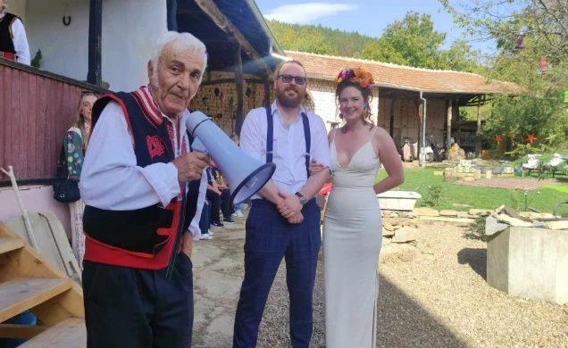 Австралийци се вдигнаха от 15 000 км и вдигнаха тежка сватба в наше село СНИМКИ