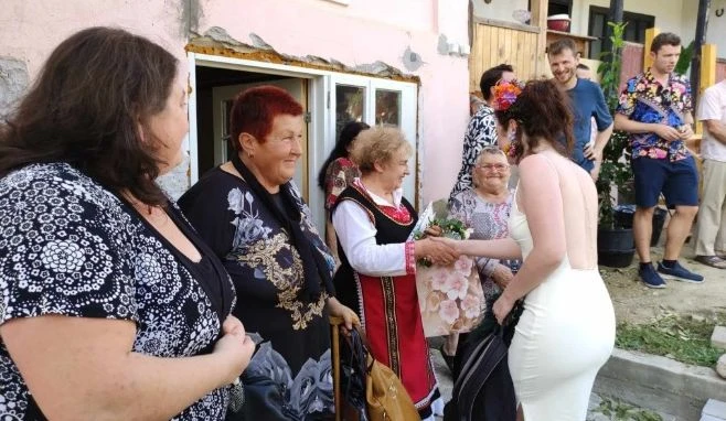 Австралийци се вдигнаха от 15 000 км и вдигнаха тежка сватба в наше село СНИМКИ