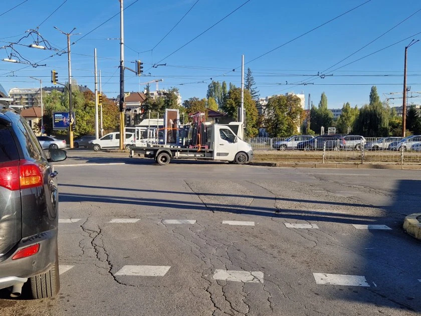 Нелеп инцидент блокира ключово кръстовище в София, колите са в капан СНИМКИ