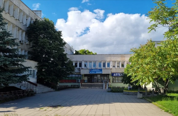 Зверство в софийска поликлиника, сурова служителка... СНИМКИ 18+