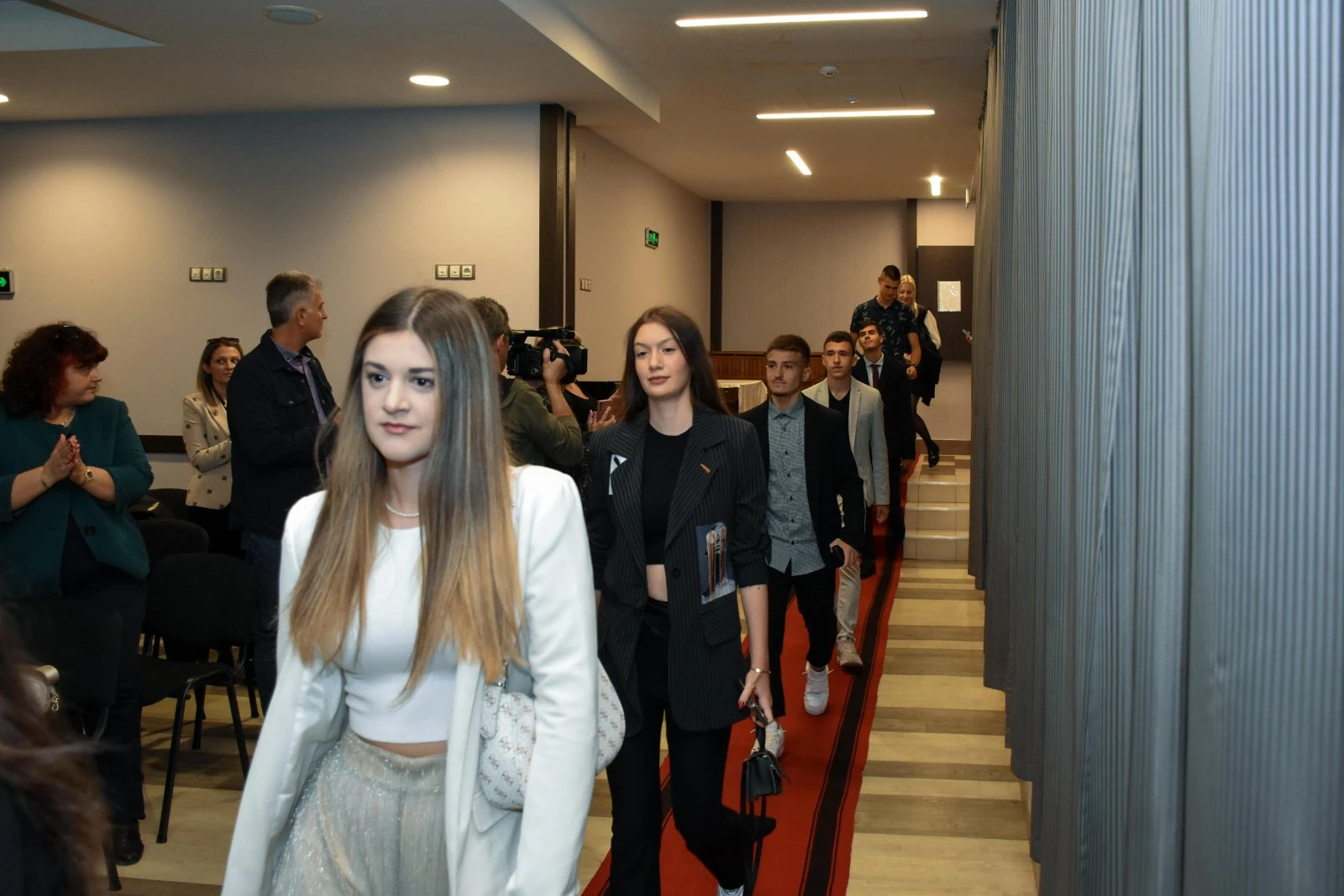 Ученици от Етрополе минаха по червения килим за премиерата на филмите си