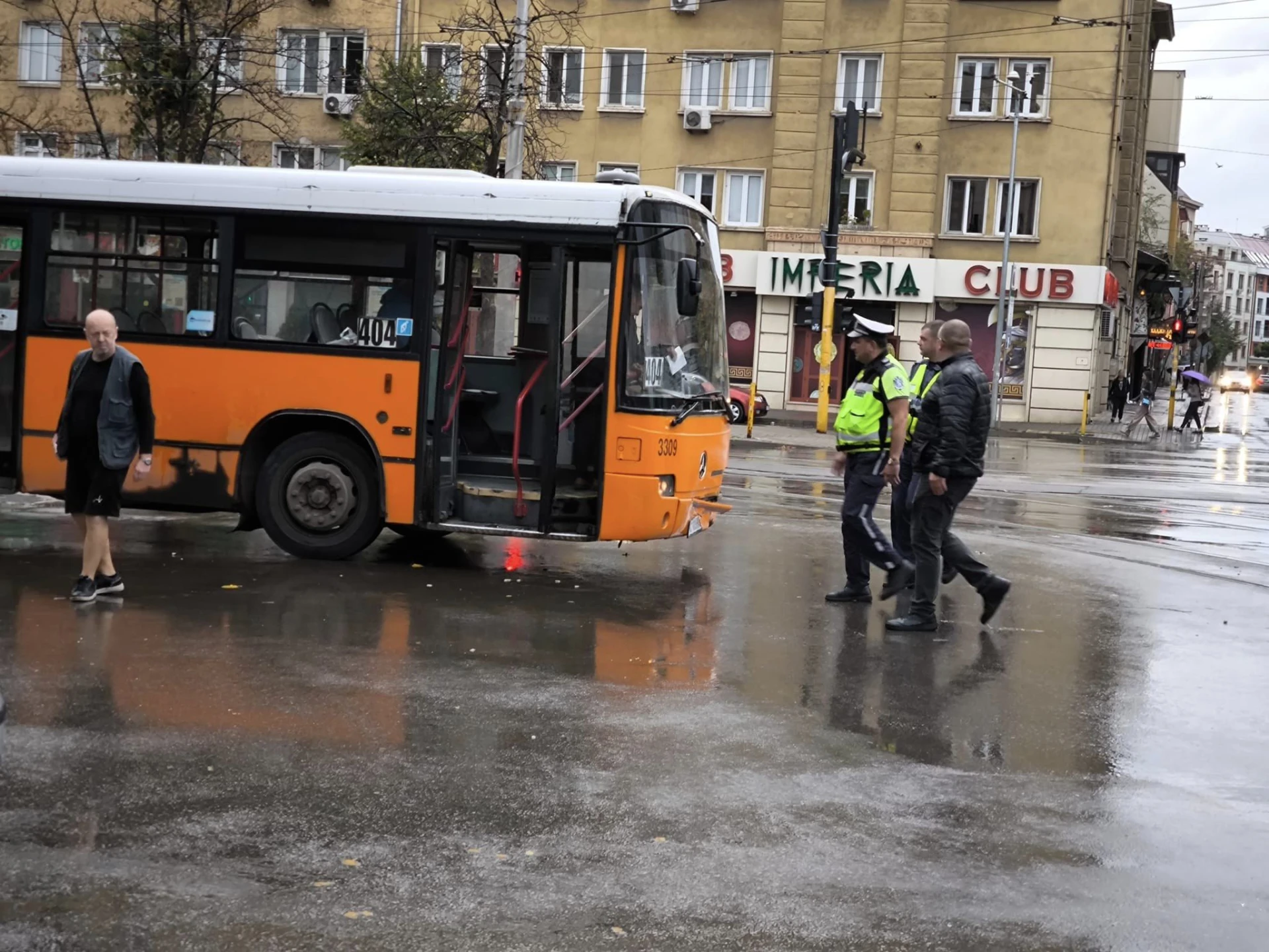 Страховито меле с автобус в центъра на София! Зрелищни СНИМКИ