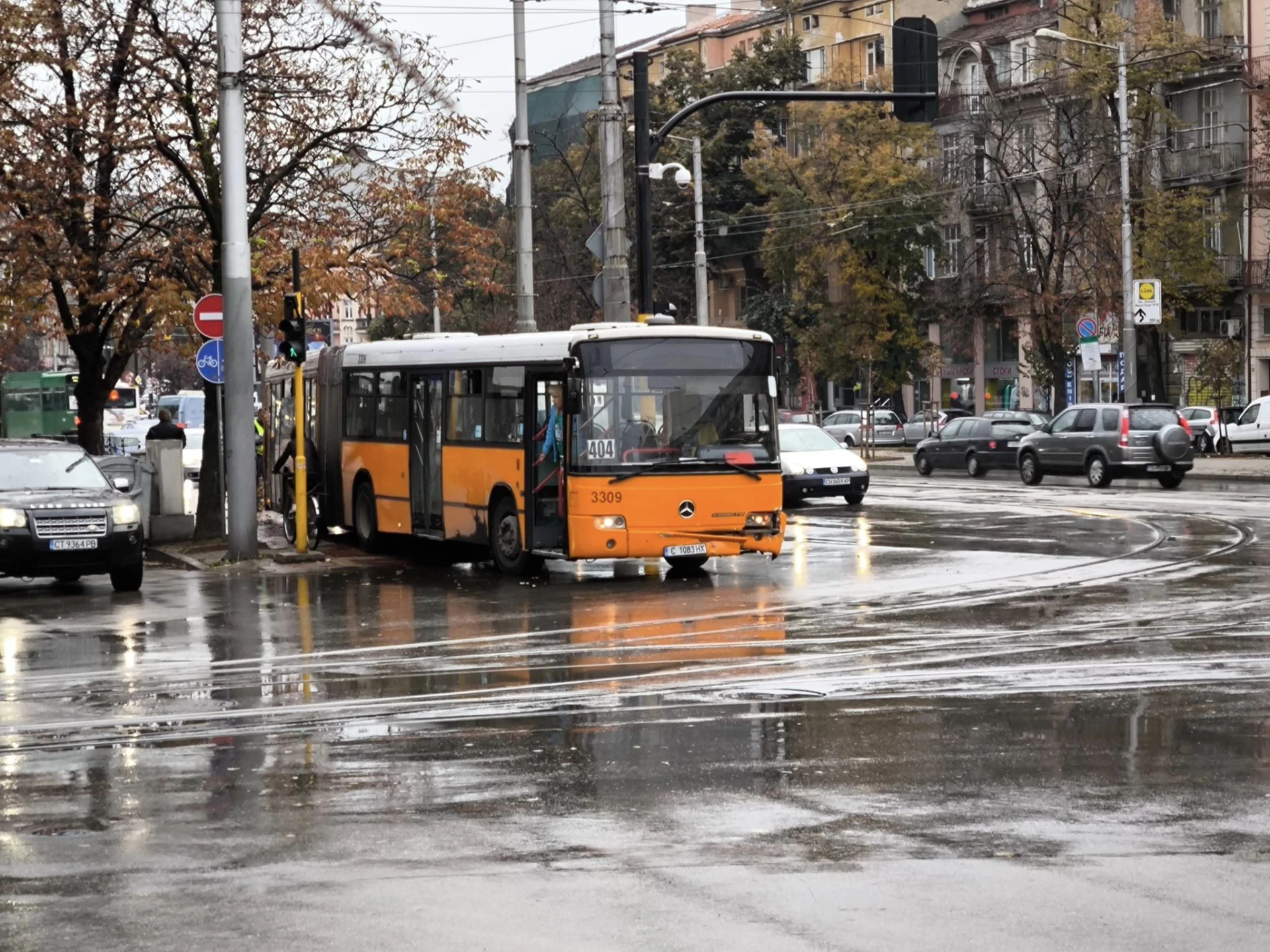 Страховито меле с автобус в центъра на София! Зрелищни СНИМКИ