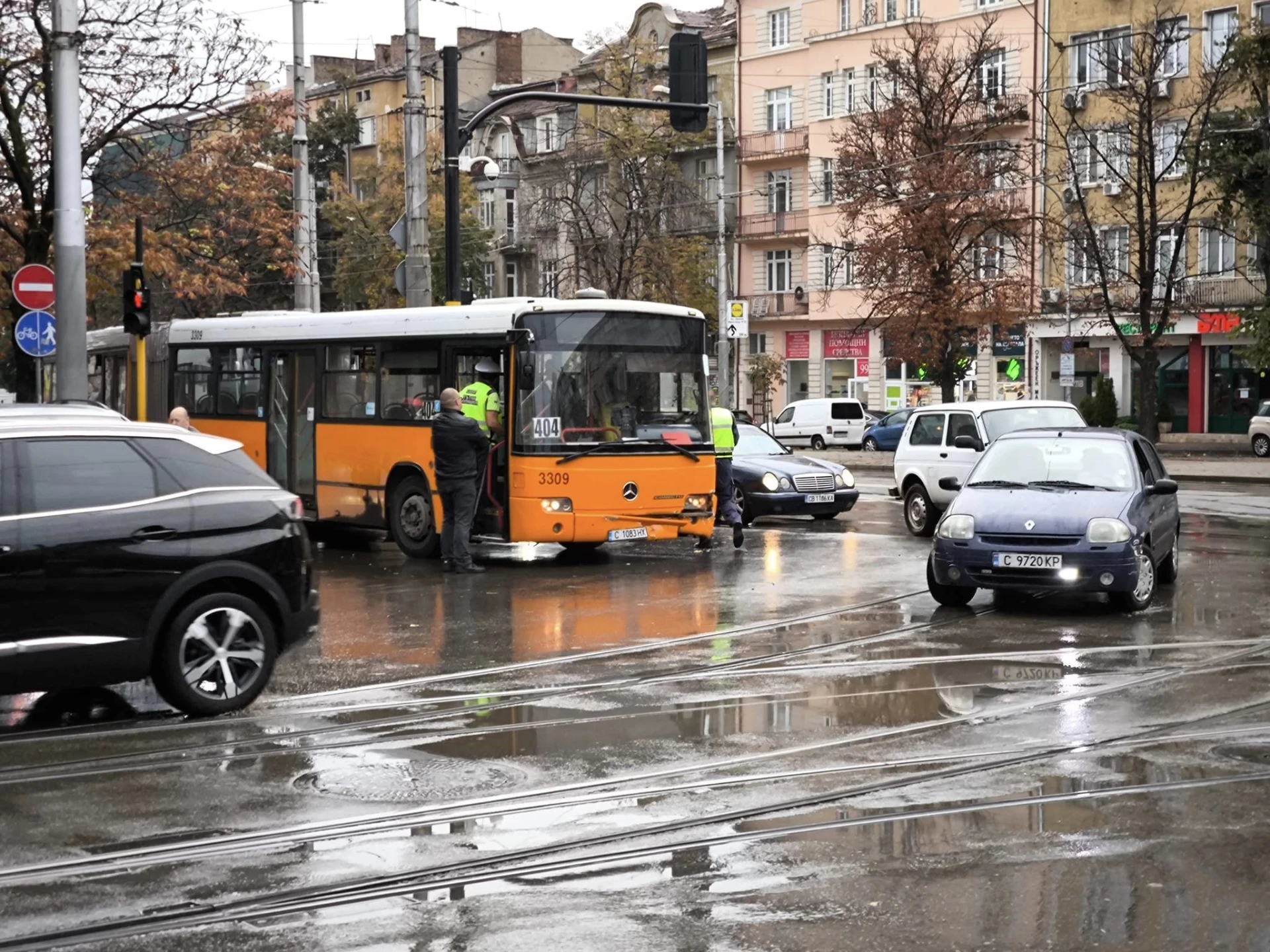 Страховито меле с автобус в центъра на София! Зрелищни СНИМКИ