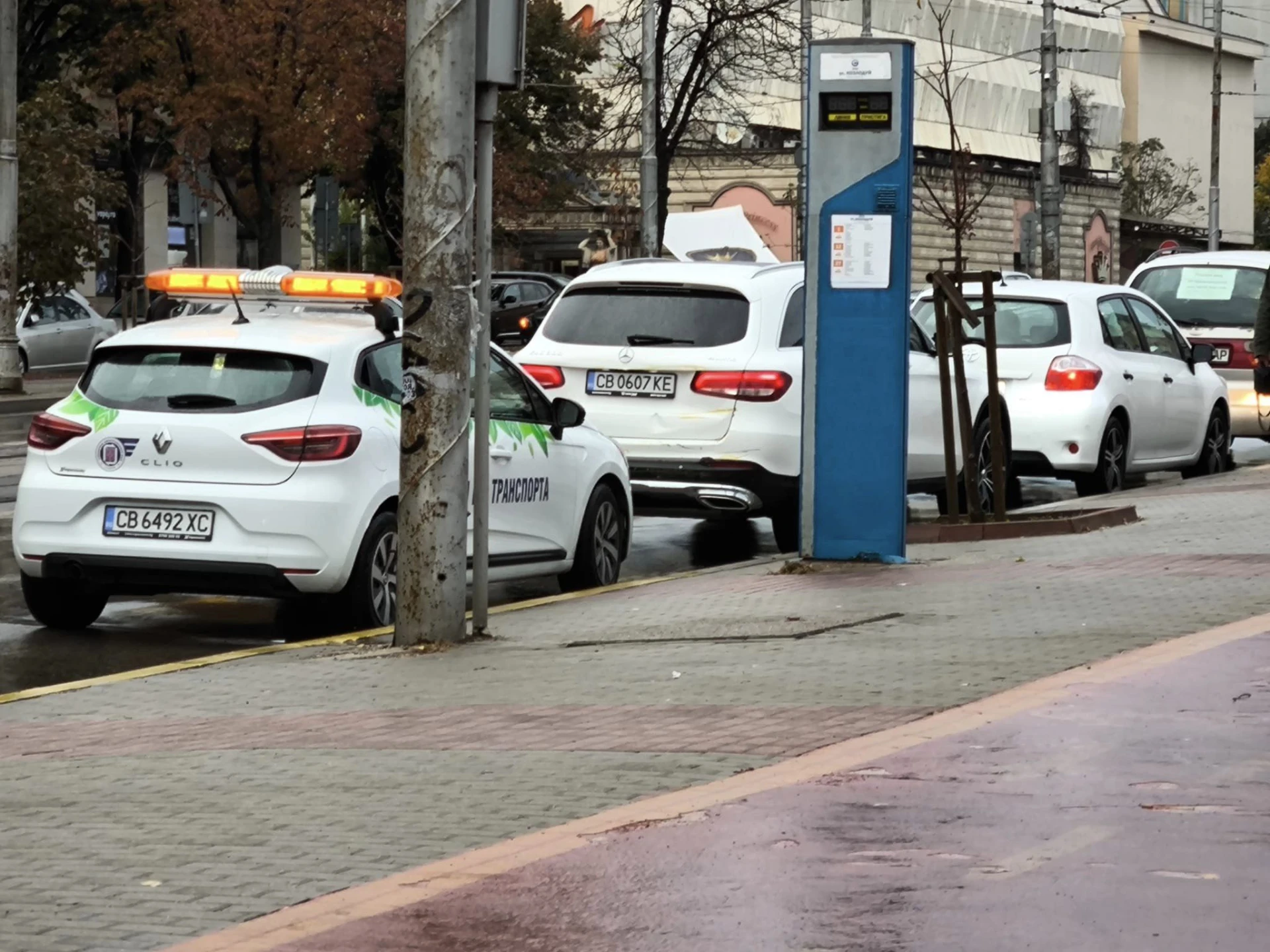 Страховито меле с автобус в центъра на София! Зрелищни СНИМКИ