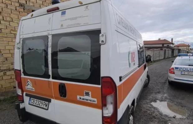 Скандална вандалщина в Казанлъшко! Спешни медици отидоха да помагат на жена, а после... СНИМКИ