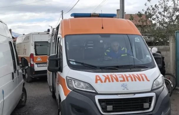 Скандална вандалщина в Казанлъшко! Спешни медици отидоха да помагат на жена, а после... СНИМКИ