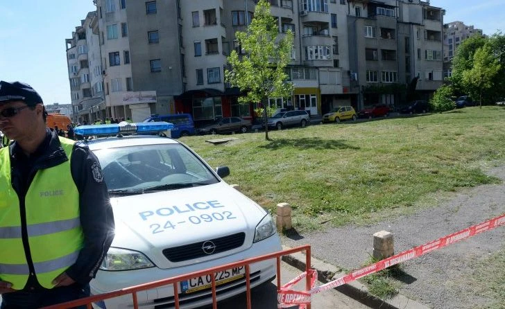 Извънредно в БЛИЦ! Ченгета завардиха блок в София, от прозорците скачат хора и...