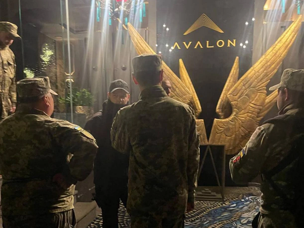 Украински военни с акция по заведенията в Киев, залавят мъже за фронта ВИДЕО