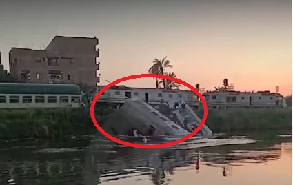 Неописуем ужас с влакове, вагоните плуват в реката ВИДЕО