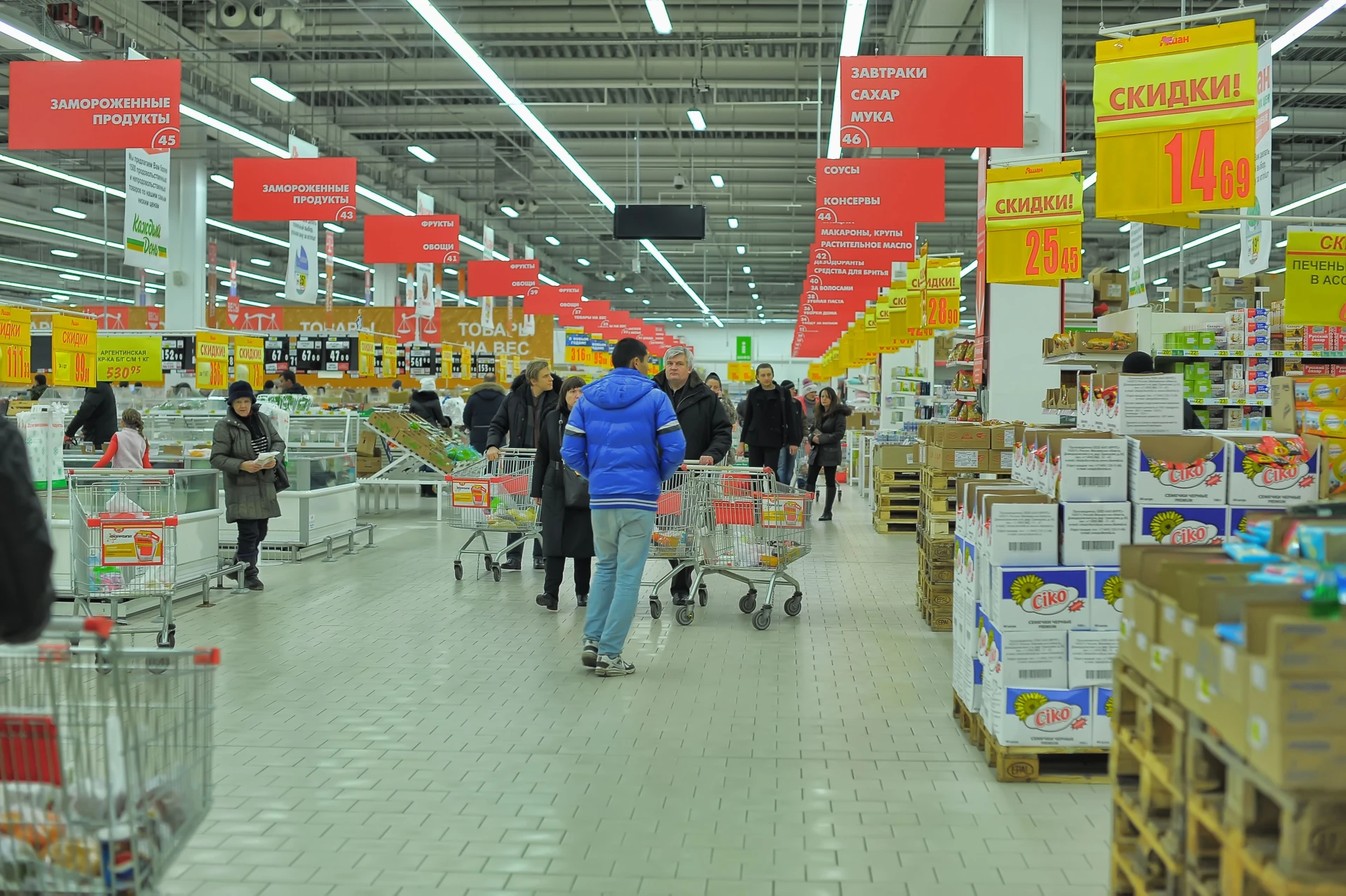 Инфлация: Руснаците го закъсаха с по-скъпи алкохол, коли, ковчези