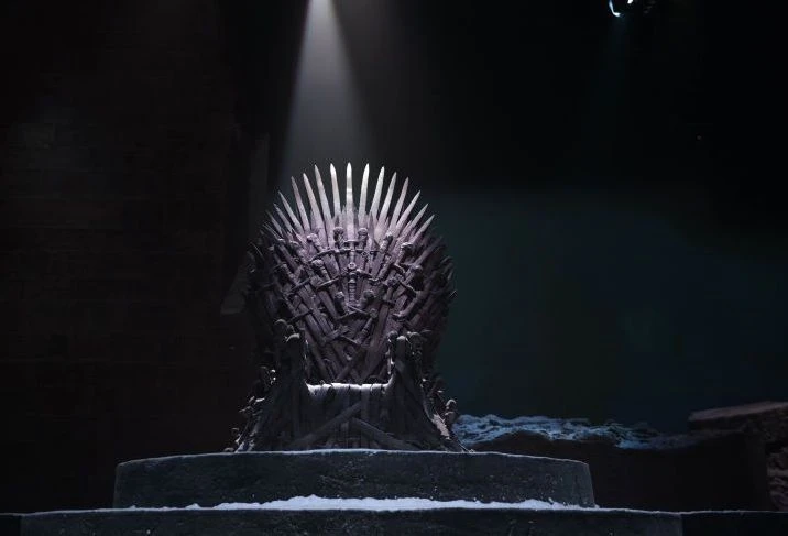 Железният трон от сериала „Игра на тронове“ бе продаден на търг за космическа сума