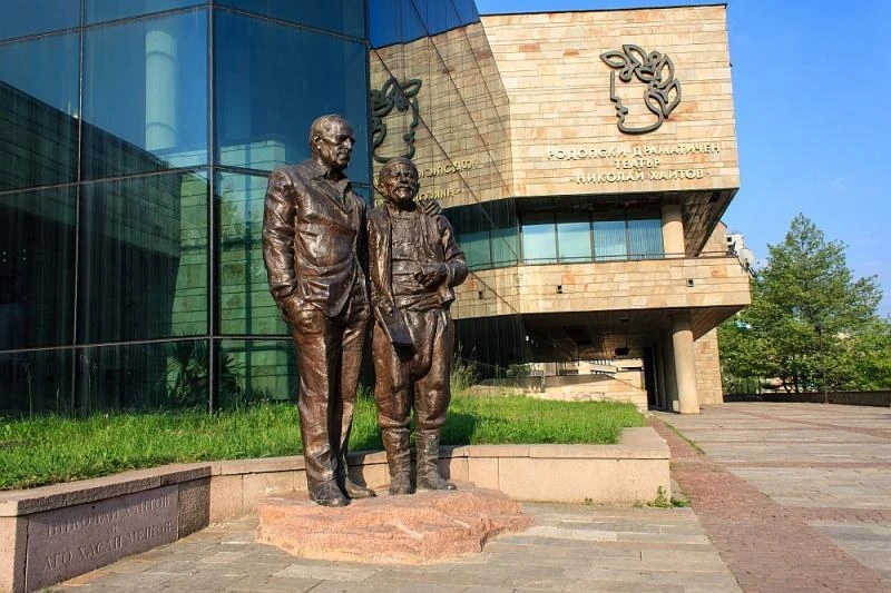 Скандална връзка между схемата за точене на пари в театрите в Смолян и Пазарджик