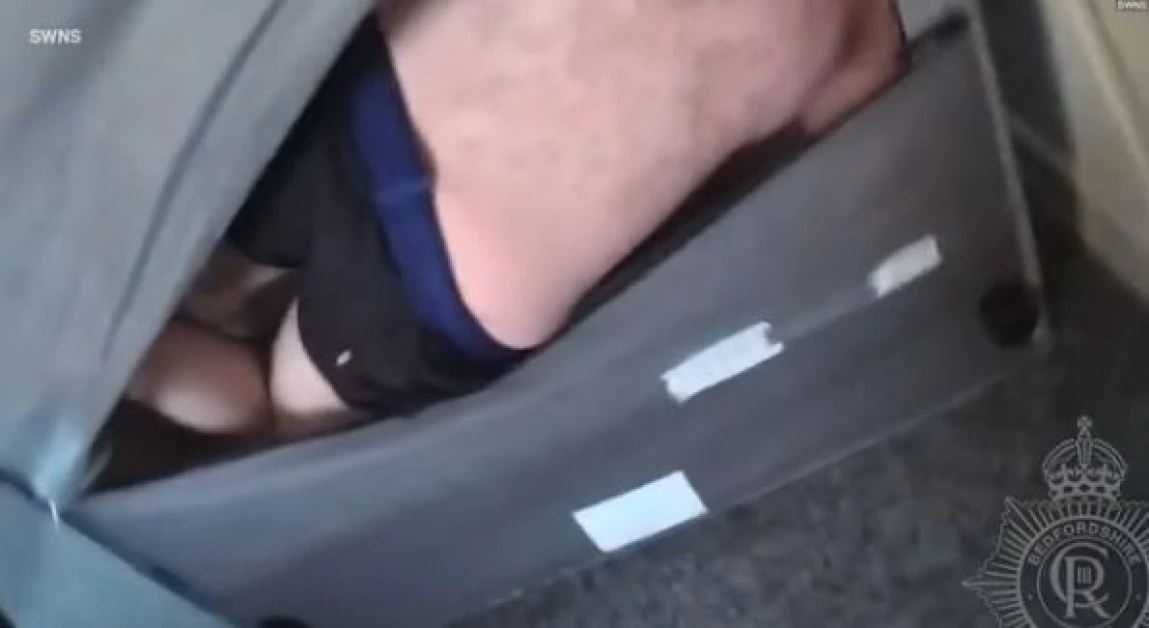Беглец опита да избяга от полицаи, натика се в диван ВИДЕО 18+