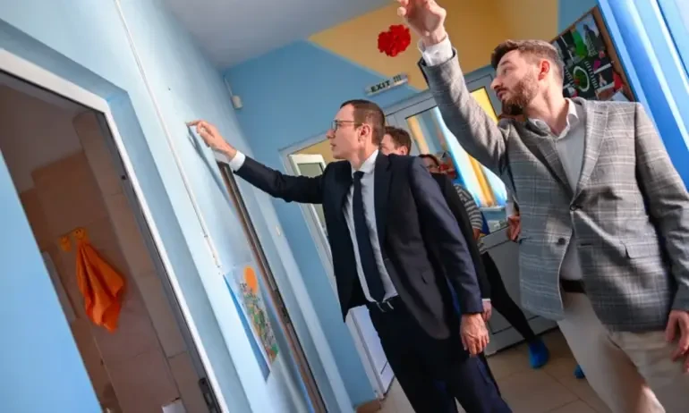 Такава издънка софиянци не помнят: ПП-ДБ-СС се изгаври с дечица СНИМКИ