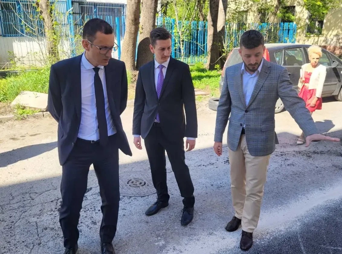 Такава издънка софиянци не помнят: ПП-ДБ-СС се изгаври с дечица СНИМКИ