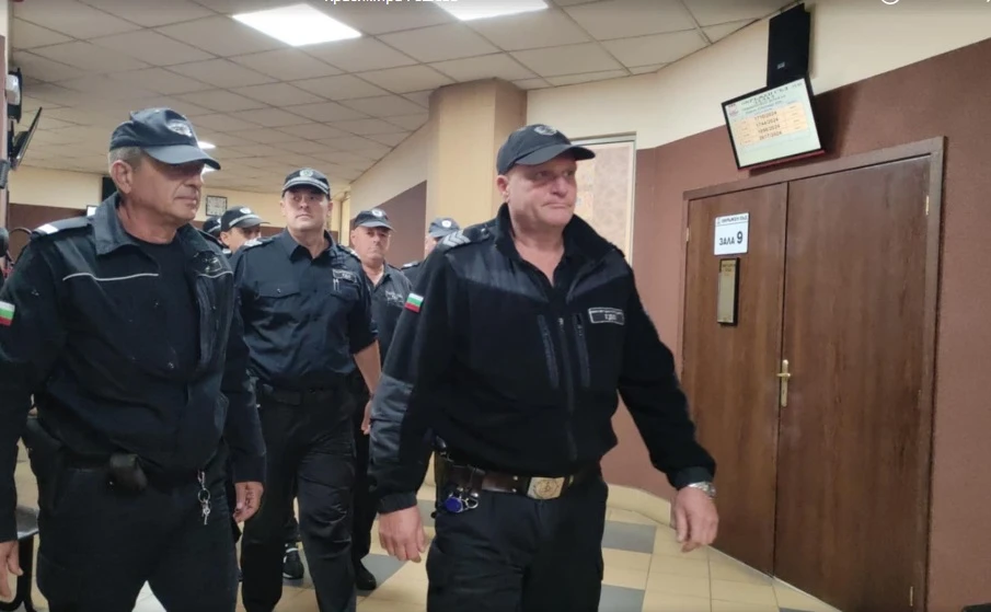 Истински ад! Брутални разкрития за 14-г. Любо, убил родната си майка 