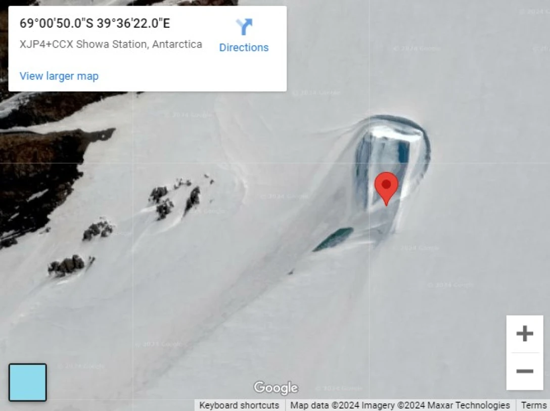 Теоретици на конспирацията видяха в Google Maps гигантска „врата" в Антарктика