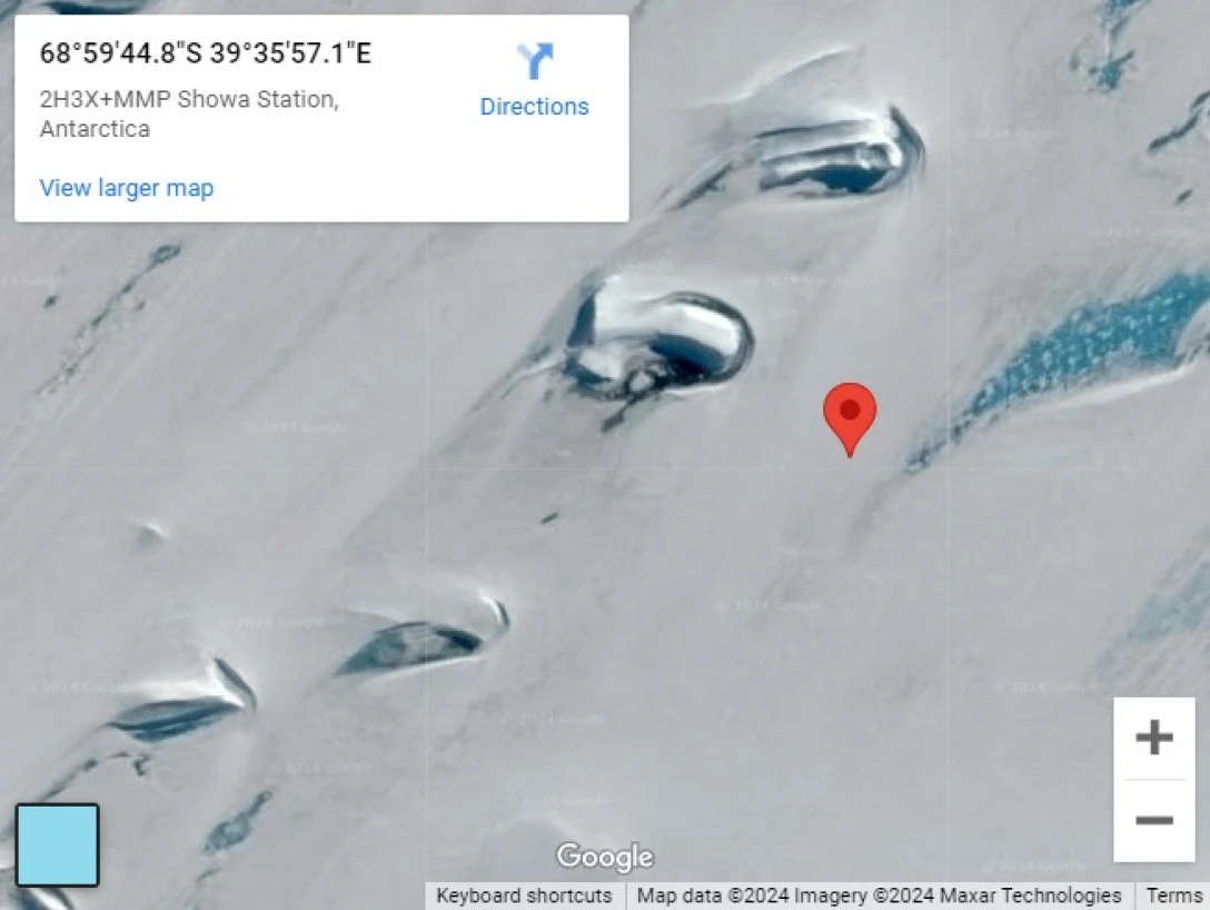 Теоретици на конспирацията видяха в Google Maps гигантска „врата" в Антарктика