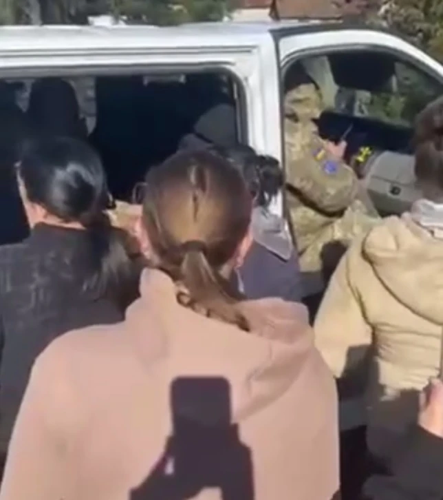 Инцидент: Жени нападнаха яростно военни комисари в Украйна, бият ги с тояги ВИДЕО 18+