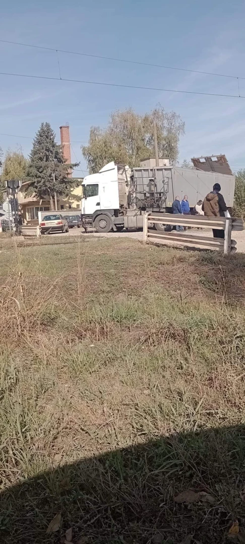 Меле с влак и камион край Лом, мрежата гръмна СНИМКА