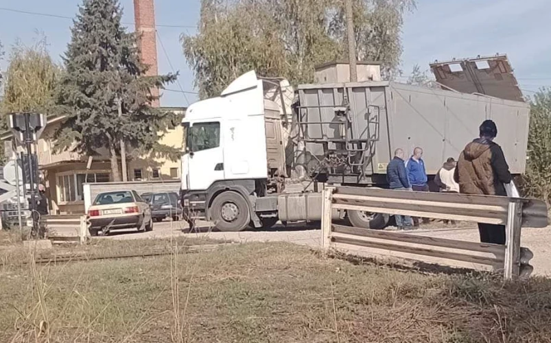 Меле с влак и камион край Лом, мрежата гръмна СНИМКА