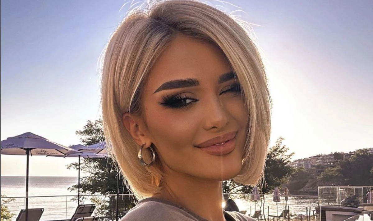 Лидия пее по голо дупе в Студентски град СНИМКИ 18+