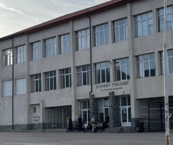 "Децата са нашето бъдеще!": Обърнаха на кенеф училищен двор в наш град