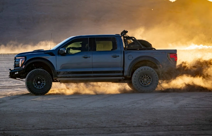 Брутален дизайн и 900 к.с.: Показаха екстремен офроуд пикап Ford СНИМКИ