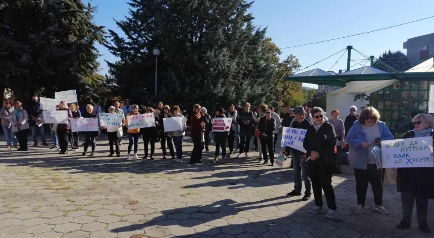 "Бабите чакат на автостоп": Хисарци се надигнаха на бунт, причината е скандална СНИМКИ