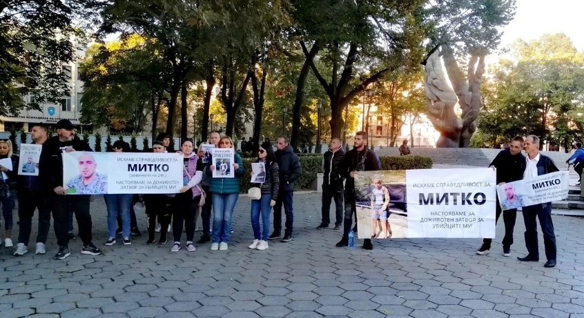 Ври и кипи пред Прокуратурата в Пловдив, жителите на Цалапица искат мъст СНИМКИ