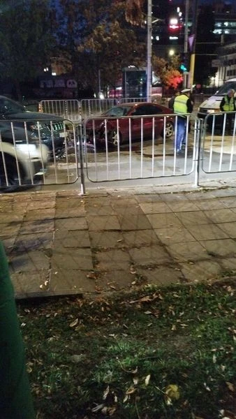 Зверско меле блокира София, кола влетя с бясна скорост на кръстовище и... СНИМКИ