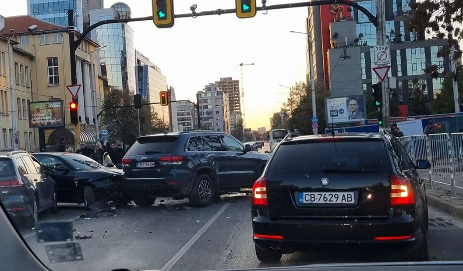 Сигнал до БЛИЦ! Тежка катастрофа на Цариградско шосе в София - адско задръстване 