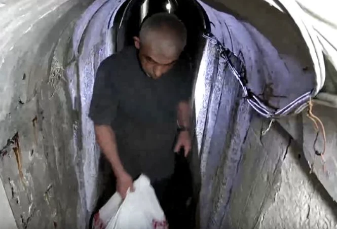 Шокиращо ВИДЕО от бункера на Лицето на дявола излови как съпругата му носи...