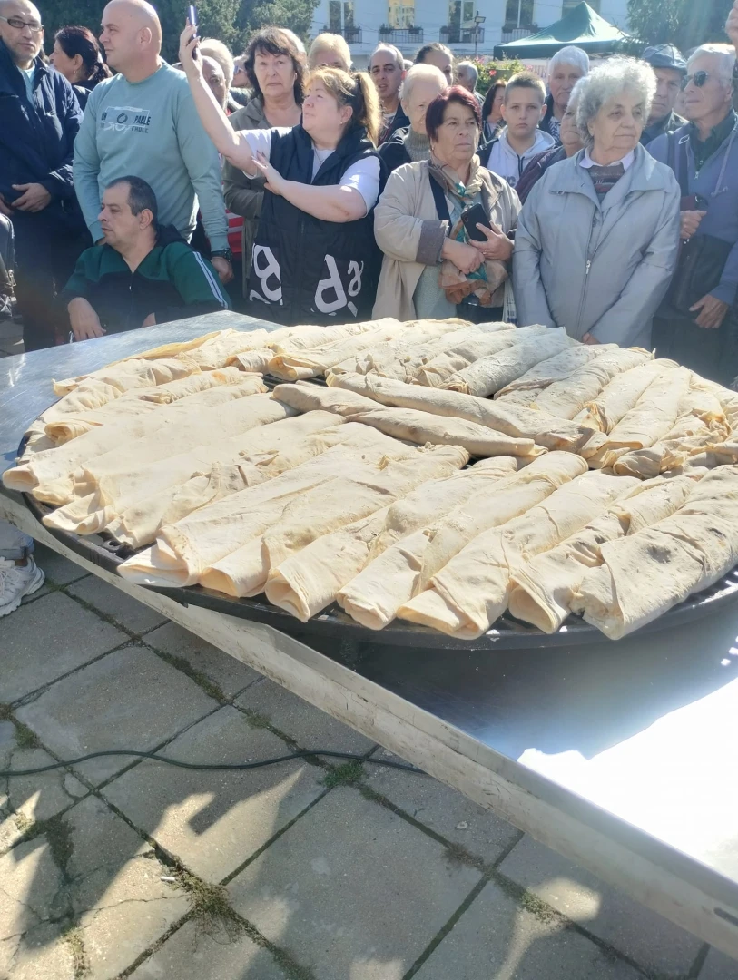 Баница от 180 яйца и 600 литра боза, култов кулинар забавлява гостите на този празник СНИМКИ