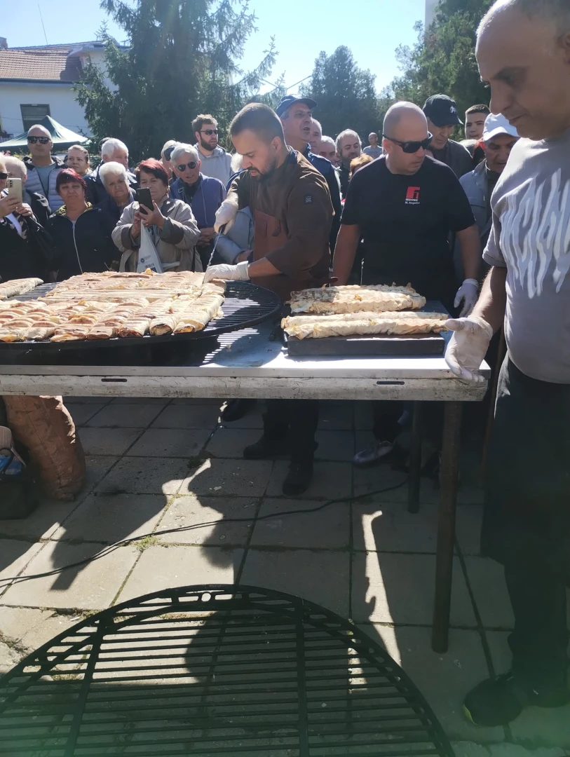 Баница от 180 яйца и 600 литра боза, култов кулинар забавлява гостите на този празник СНИМКИ